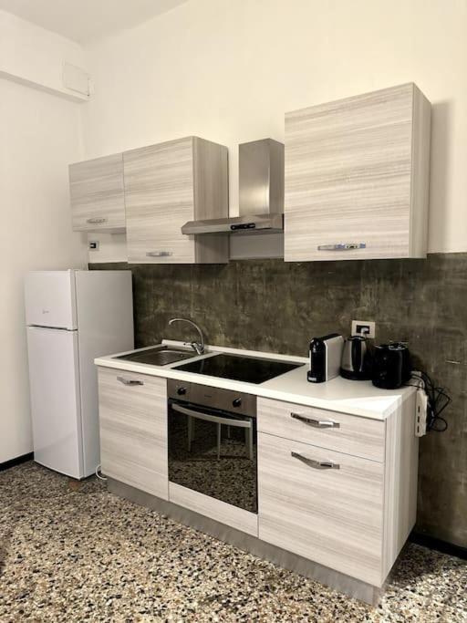 Ridi Che Ti Passa In Vico Del Fieno Apartment Генуа Екстериор снимка