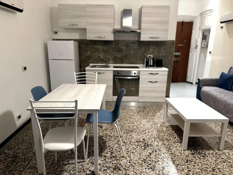 Ridi Che Ti Passa In Vico Del Fieno Apartment Генуа Екстериор снимка